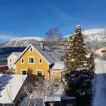 Sjarmerende I Olden Rett Ved Fjorden بيت للعطل *
