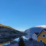 Sjarmerende I Olden Rett Ved Fjorden *