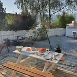 Sjarmerende I Olden Rett Ved Fjorden سترين