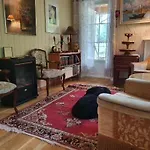 Sjarmerende I Olden Rett Ved Fjorden