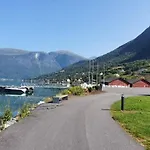 Sjarmerende I Olden Rett Ved Fjorden * سترين