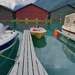 بيت للعطل Sjarmerende I Olden Rett Ved Fjorden