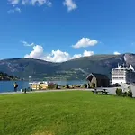 Sjarmerende I Olden Rett Ved Fjorden * Stryn
