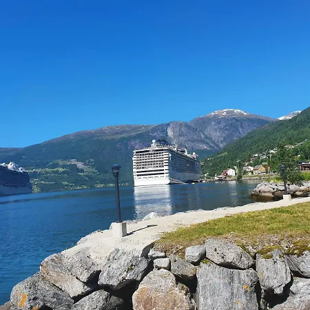 Sjarmerende I Olden Rett Ved Fjorden Feriehus