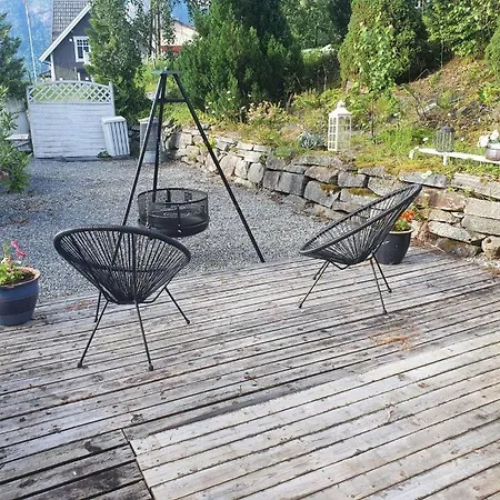 Sjarmerende I Olden Rett Ved Fjorden سترين