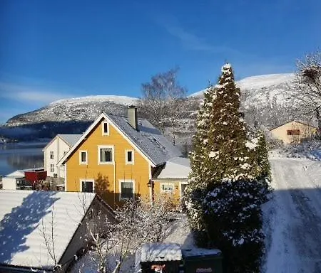 Sjarmerende I Olden Rett Ved Fjorden 펜션 *