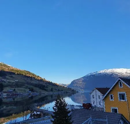Sjarmerende I Olden Rett Ved Fjorden *