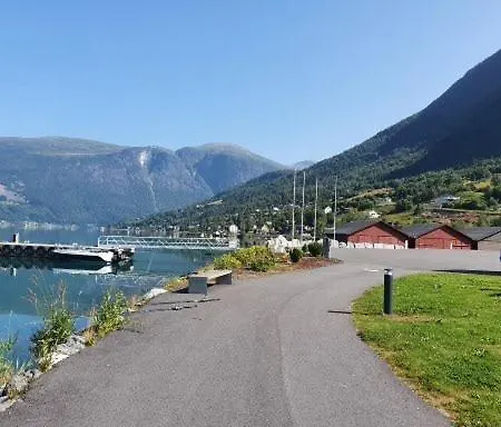 Sjarmerende I Olden Rett Ved Fjorden * 스트륀
