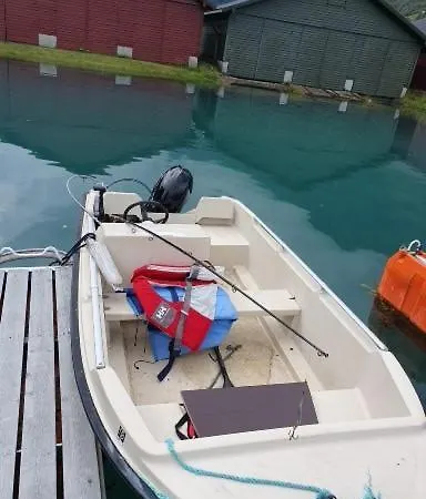 Sjarmerende I Olden Rett Ved Fjorden *