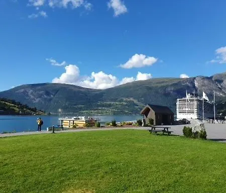 Sjarmerende I Olden Rett Ved Fjorden * 스트륀
