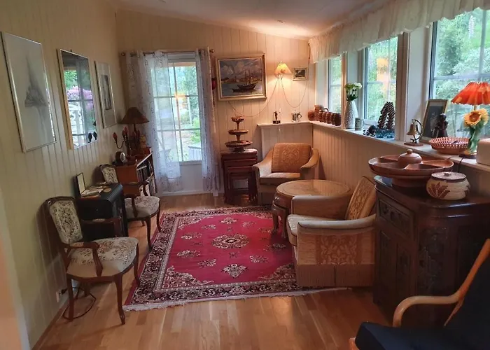 Sjarmerende I Olden Rett Ved Fjorden Semesterbostad