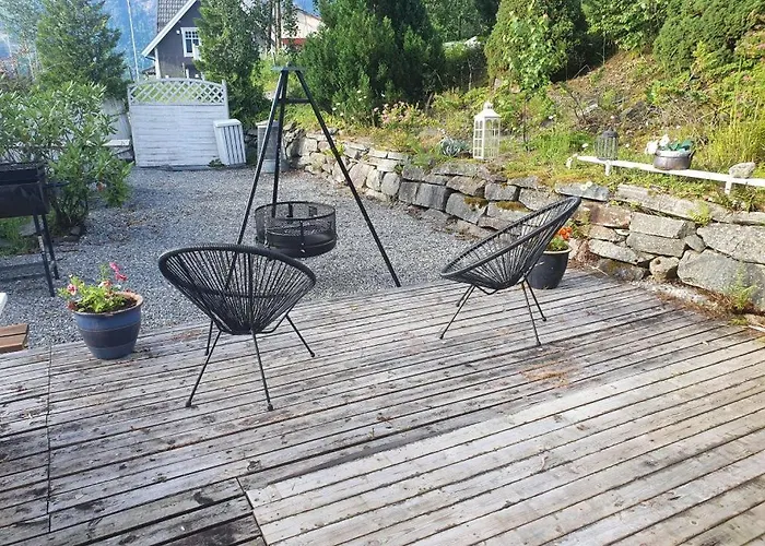 Sjarmerende I Olden Rett Ved Fjorden Stryn