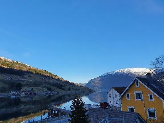 Sjarmerende I Olden Rett Ved Fjorden *
