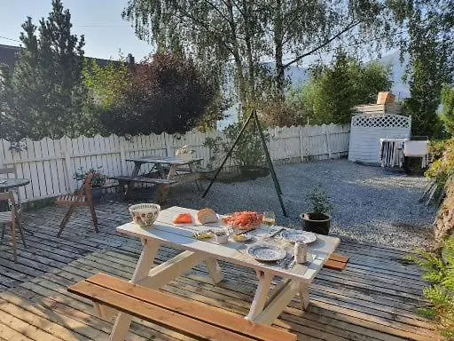 Sjarmerende I Olden Rett Ved Fjorden Stryn
