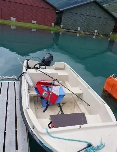 Sjarmerende I Olden Rett Ved Fjorden *