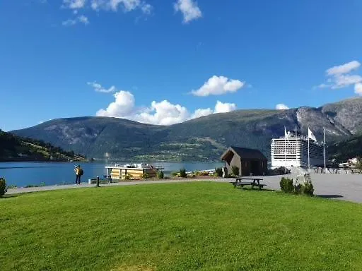 Sjarmerende I Olden Rett Ved Fjorden * Stryn